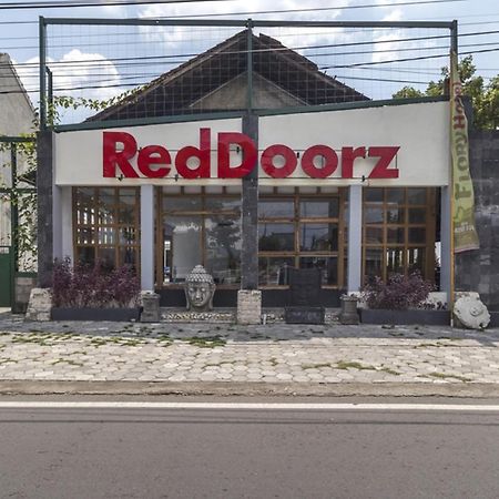 Reddoorz Plus @ Flory Hotel Yogyakarta Exterior foto